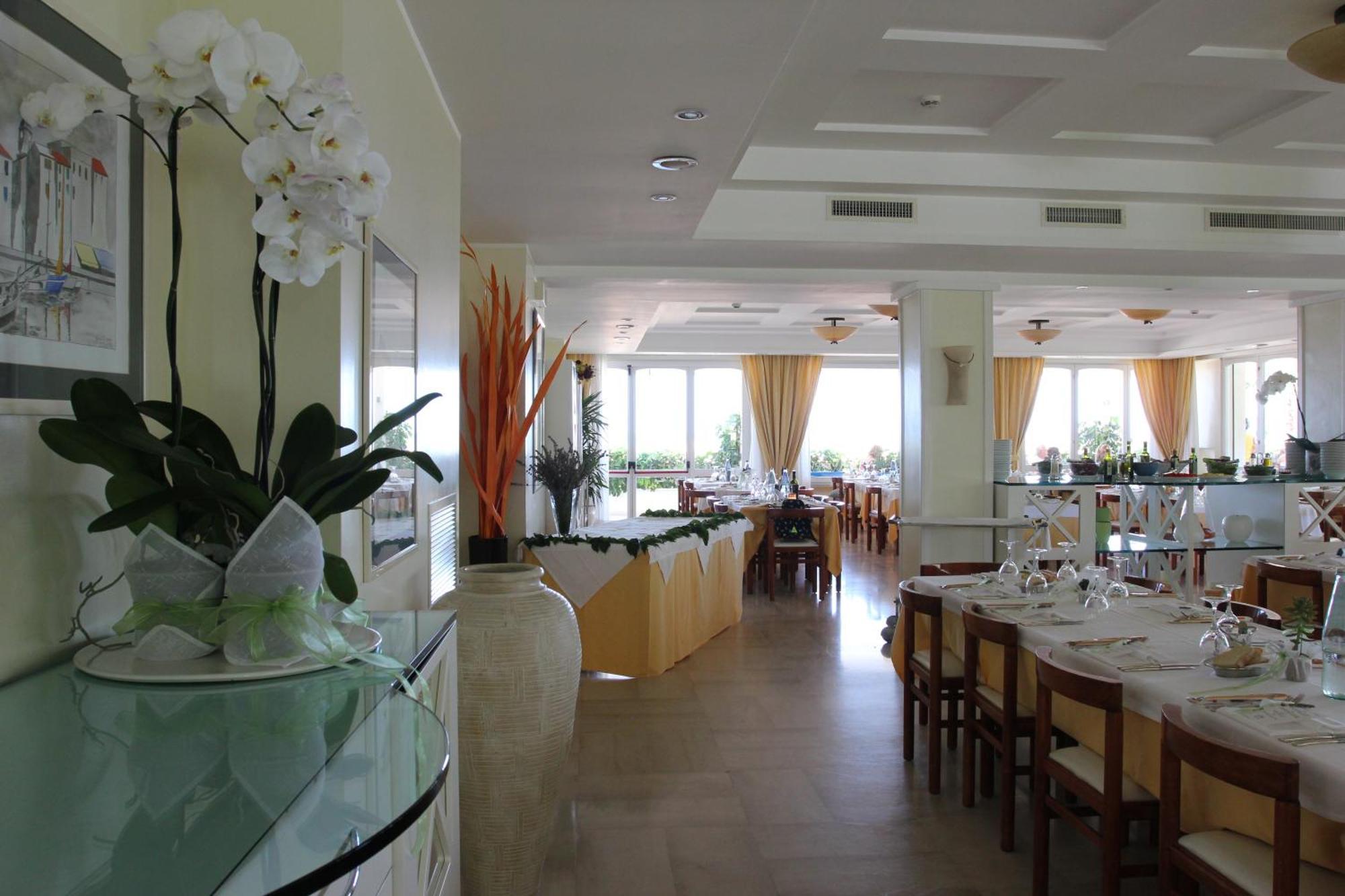 Albergo Punta De L'Est Francavilla Al Mare Bagian luar foto