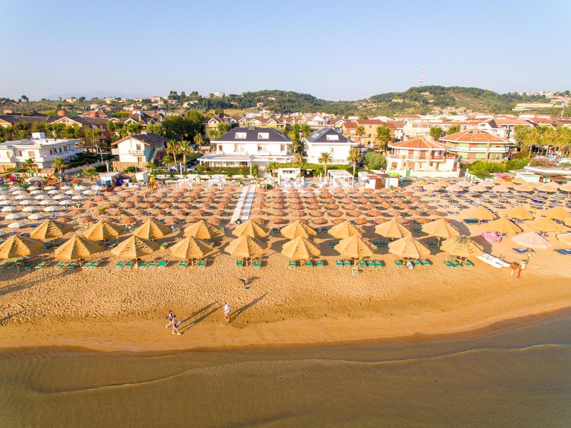 Albergo Punta De L'Est Francavilla Al Mare Bagian luar foto