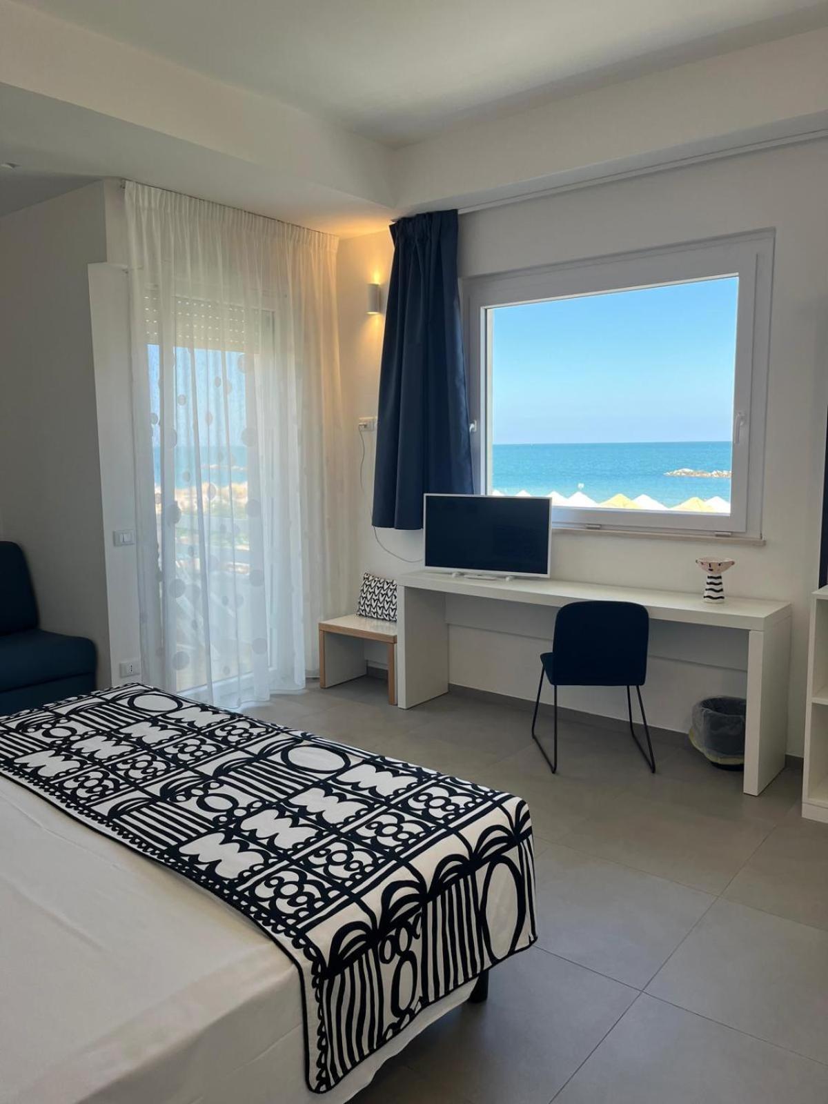 Albergo Punta De L'Est Francavilla Al Mare Bagian luar foto